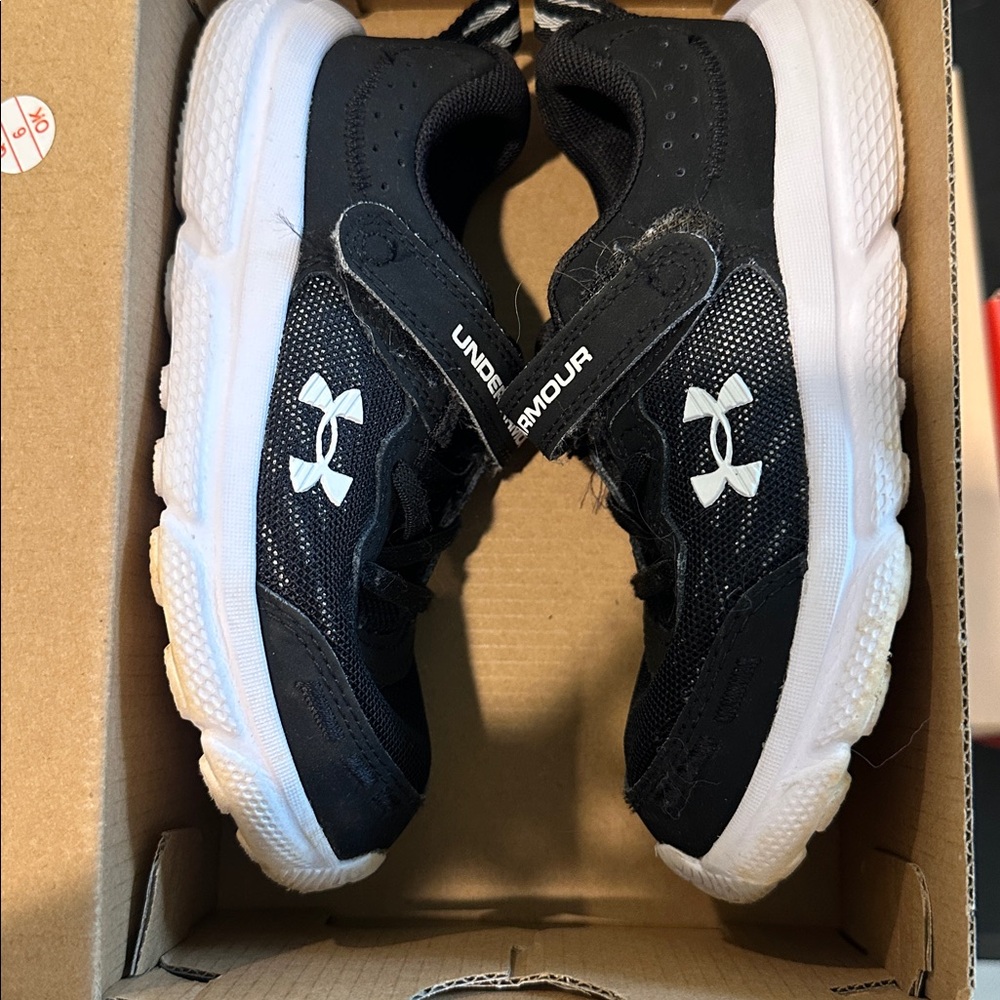 Under Armour Kids Assert sneakers